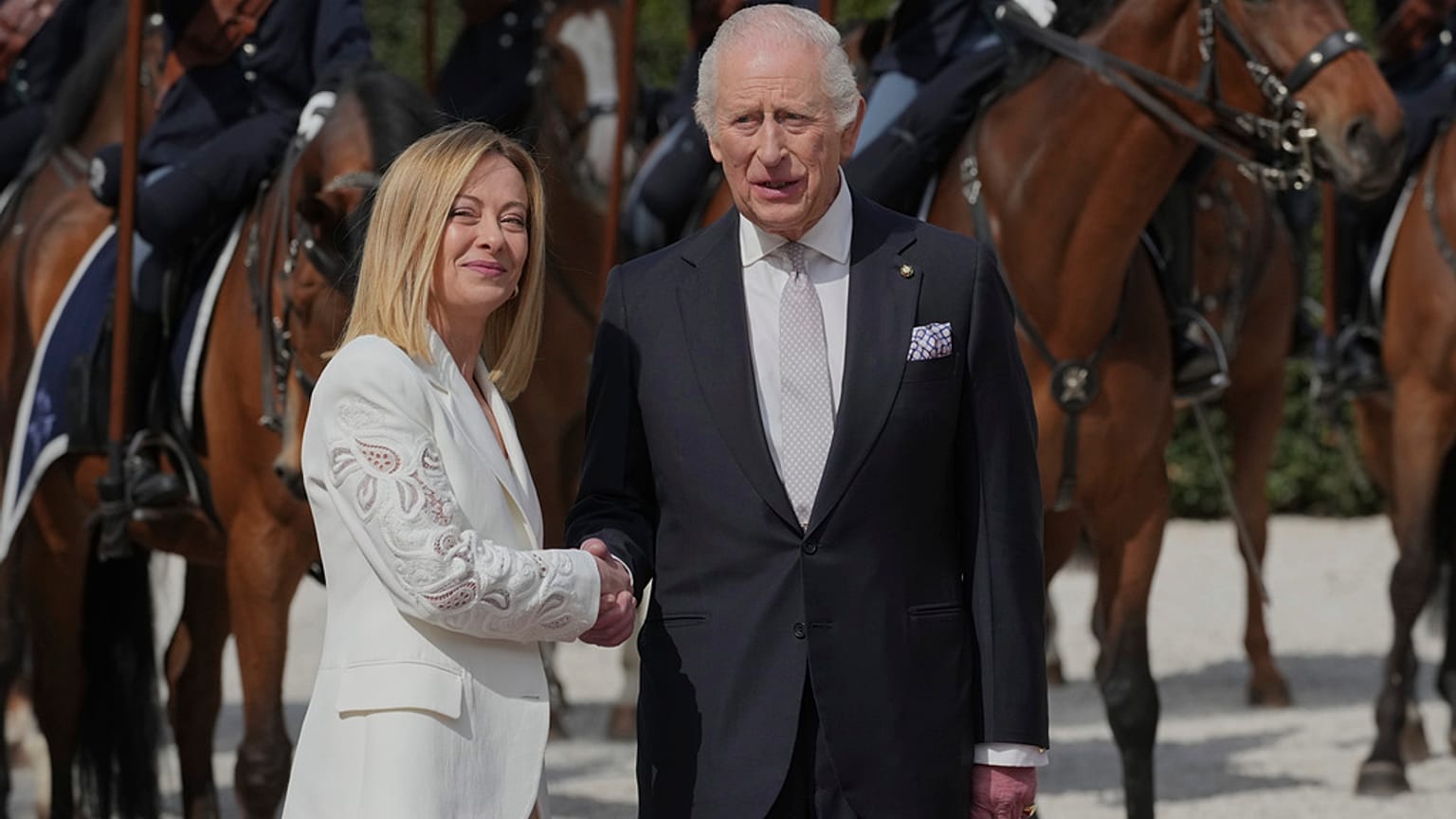 Charles III a été accueilli ce mercredi par la première ministre italienne Giorgia Meloni dans l'historique Villa Pamphili.