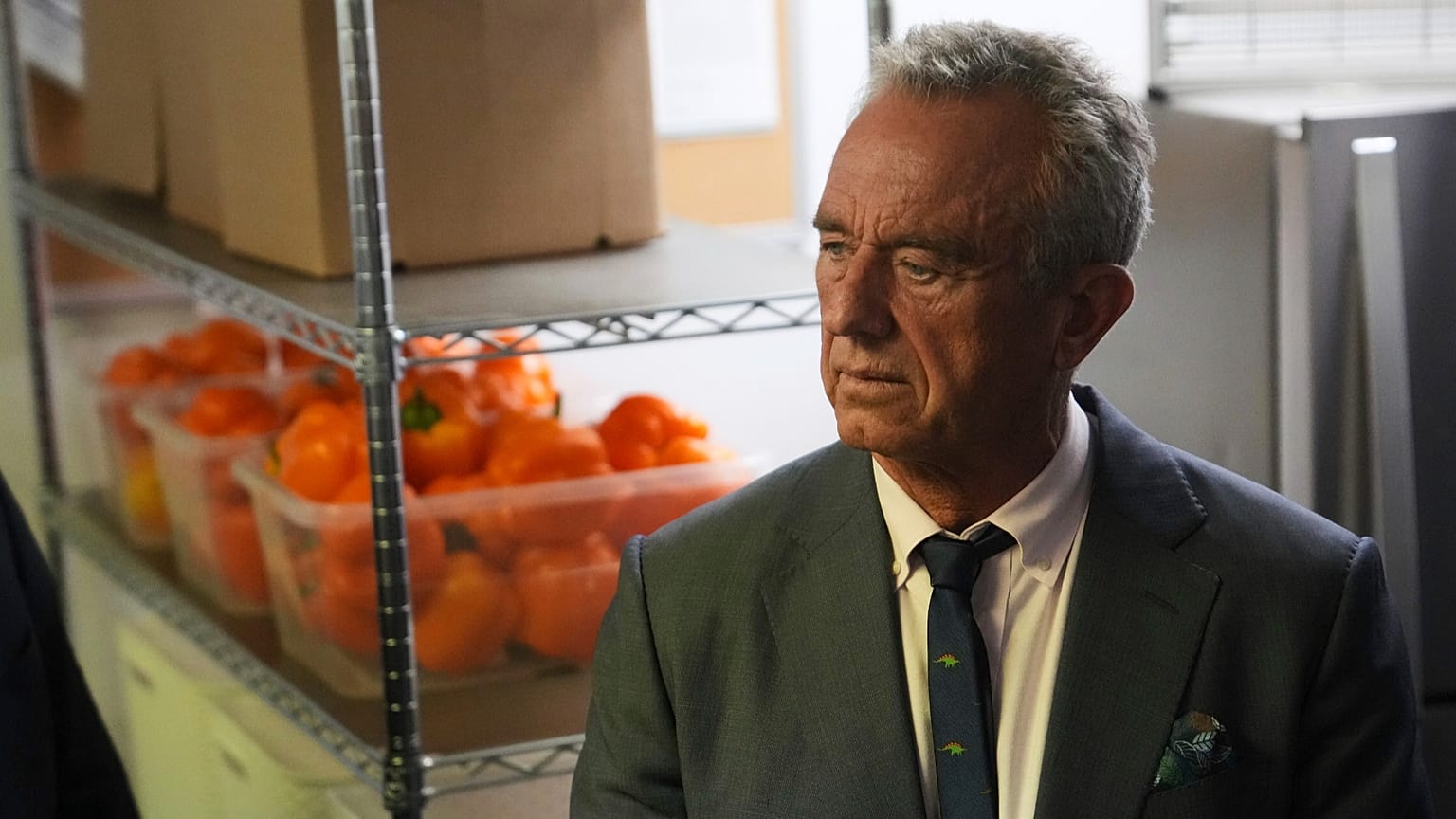 O secretário da Saúde dos EUA, Robert F. Kennedy Jr., visita um centro de distribuição de alimentos nos EUA na terça-feira, 8 de abril de 2025.