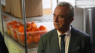 El Secretario de Sanidad estadounidense, Robert F. Kennedy Jr., recorre un centro de distribución de alimentos en EE.UU. el martes 8 de abril de 2025.