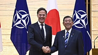 O primeiro-ministro japonês Ishiba Shigeru e o secretário-geral da NATO, Mark Rutte, apertam as mãos em Tóquio, 9 de abril de 2025 