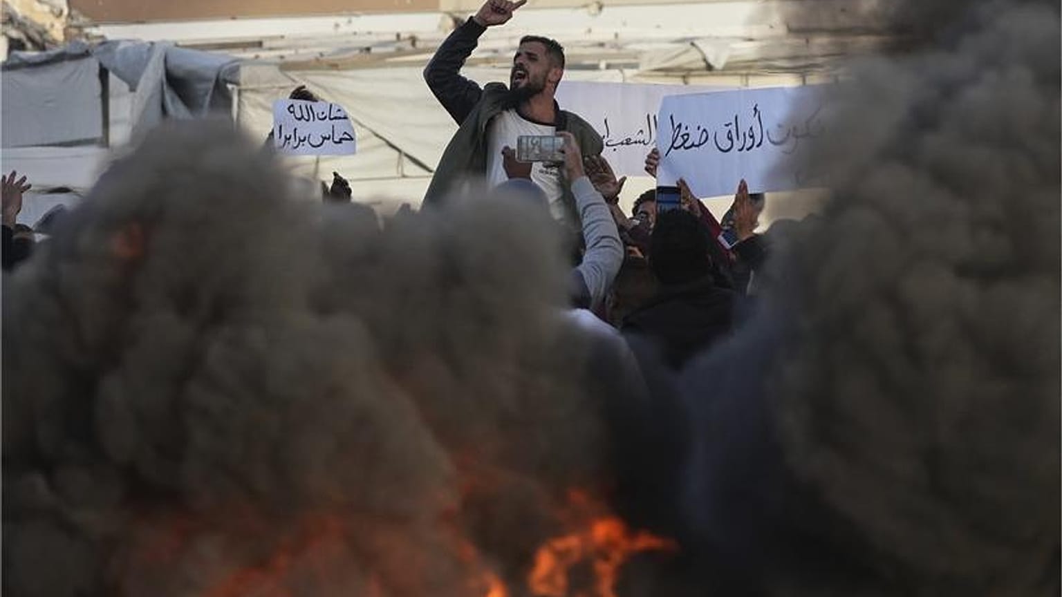 -فلسطينيون يرددون شعارات خلال احتجاج على الحرب وحماس في بيت لاهيا ، شمال قطاع غزة ، الأربعاء 26 مارس 2025