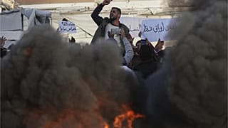 -فلسطينيون يرددون شعارات خلال احتجاج على الحرب وحماس في بيت لاهيا ، شمال قطاع غزة ، الأربعاء 26 مارس 2025