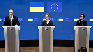 Da esquerda para a direita: Denys Shmyhal, Kaja Kallas e Marta Kos.