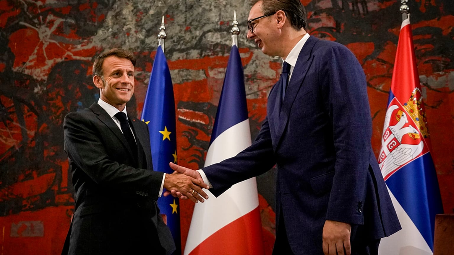 DOSYA - Fransa Cumhurbaşkanı Emmanuel Macron, solda, 29 Ağustos 2024 Perşembe günü Sırbistan'ın başkenti Belgrad'da Sırbistan Cumhurbaşkanı Aleksandar Vucic ile el sıkışıyor. 