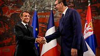 FILE - Президент Франции Эммануэль Макрон (слева) пожимает руку президенту Сербии Александру Вучичу в Белграде, Сербия, четверг, 29 августа 2024 года. 
