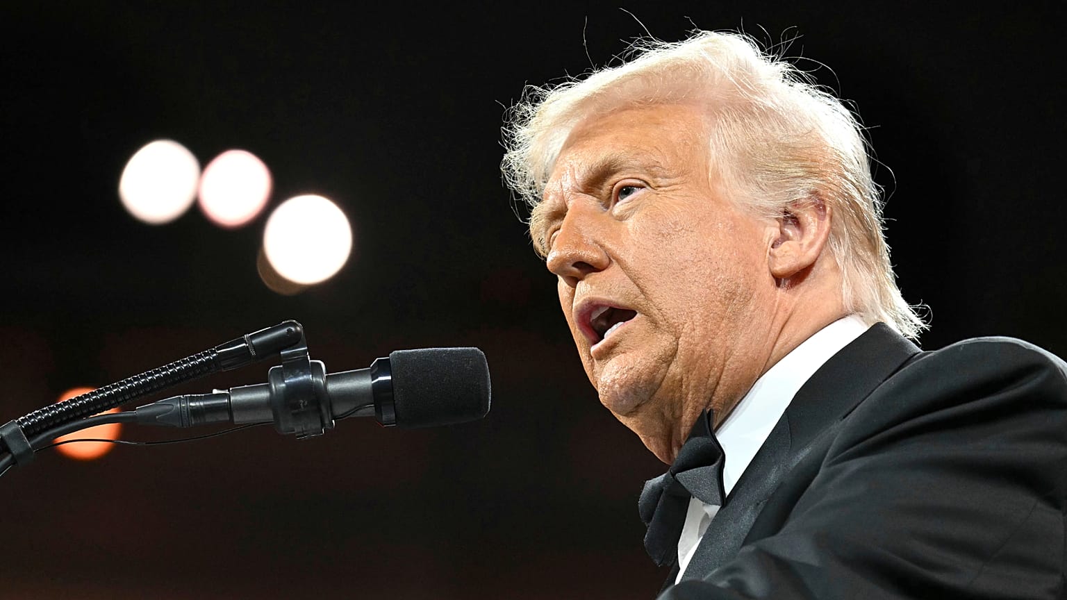 Le président Donald Trump s'exprime lors du dîner de la NRCC au National Building Museum à Washington, le 8 avril 2025.