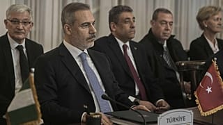 وزير الخارجية التركي هاكان فيدان خلال مشاركته في أعمال القمة العربية الإسلامية في القاهرة - آذار / مارس 2025 