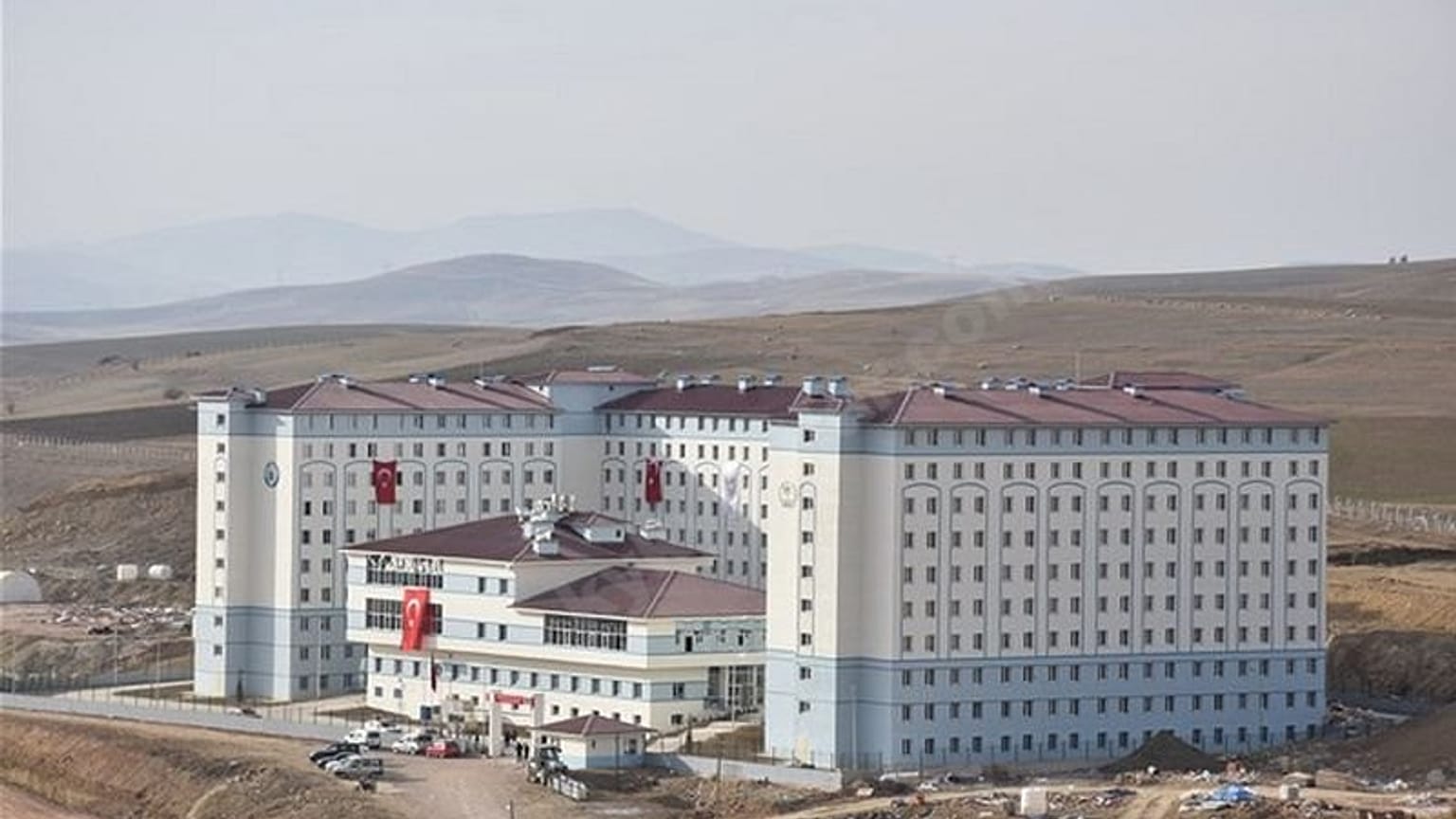 Bayburt Sultan Fahriye KYK Kız Öğrenci Yurdu'nun dış cepheden bir görünümü.