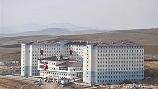Bayburt Sultan Fahriye KYK Kız Öğrenci Yurdu'nun dış cepheden bir görünümü.