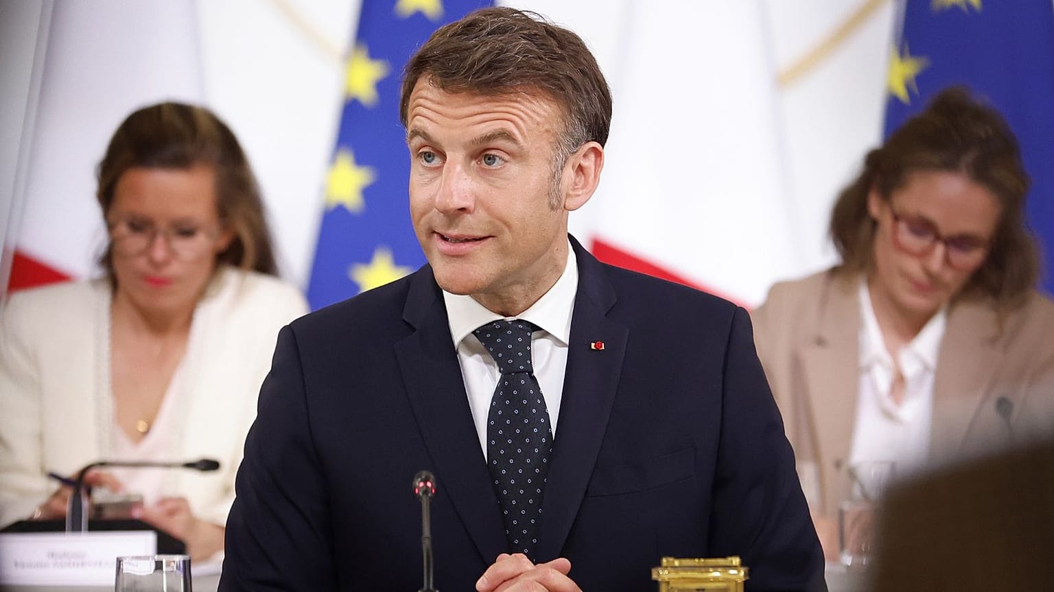 Prezydent Francji Emmanuel Macron przewodniczy spotkaniu z przedstawicielami sektorów dotkniętych nowymi taryfami ogłoszonymi przez prezydenta Donalda Trumpa.
