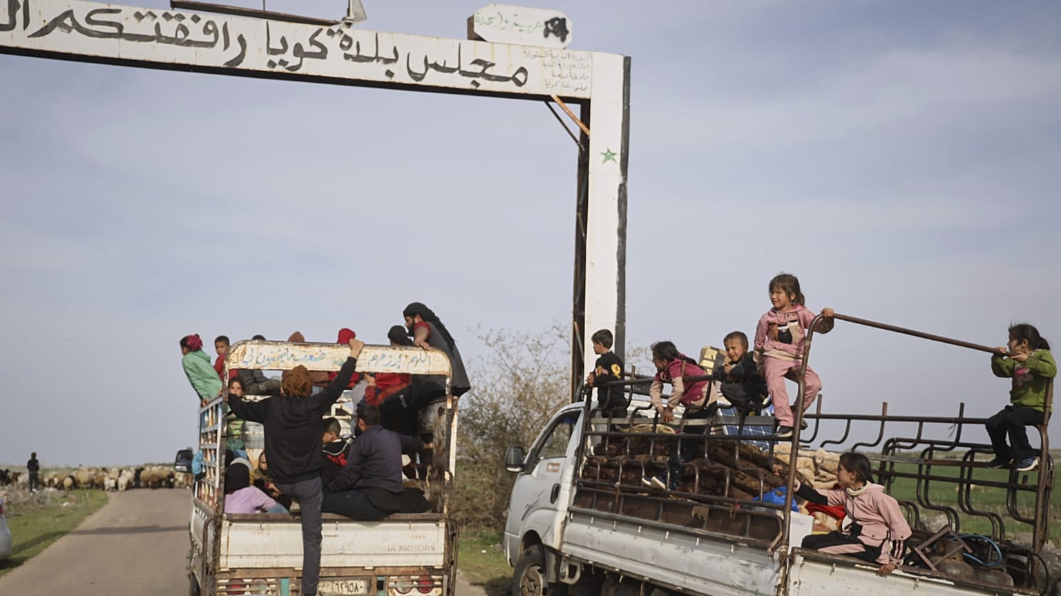 نازحون من بلدة كويا في الجنوب السوري بعد اشتباكات بين مسلحين من أبناء القرية والقوات الإسرائيلية 