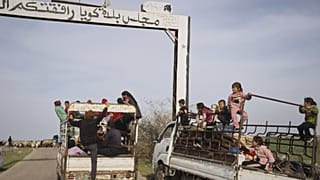 Pessoas deslocadas fogem da cidade de Koya, no sul da Síria, após confrontos entre homens armados da aldeia e forças israelitas