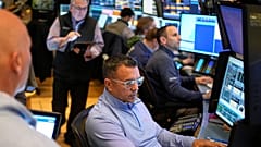Händler arbeiten auf dem Parkett der New York Stock Exchange in New York, Mittwoch, 9. April 2025. 