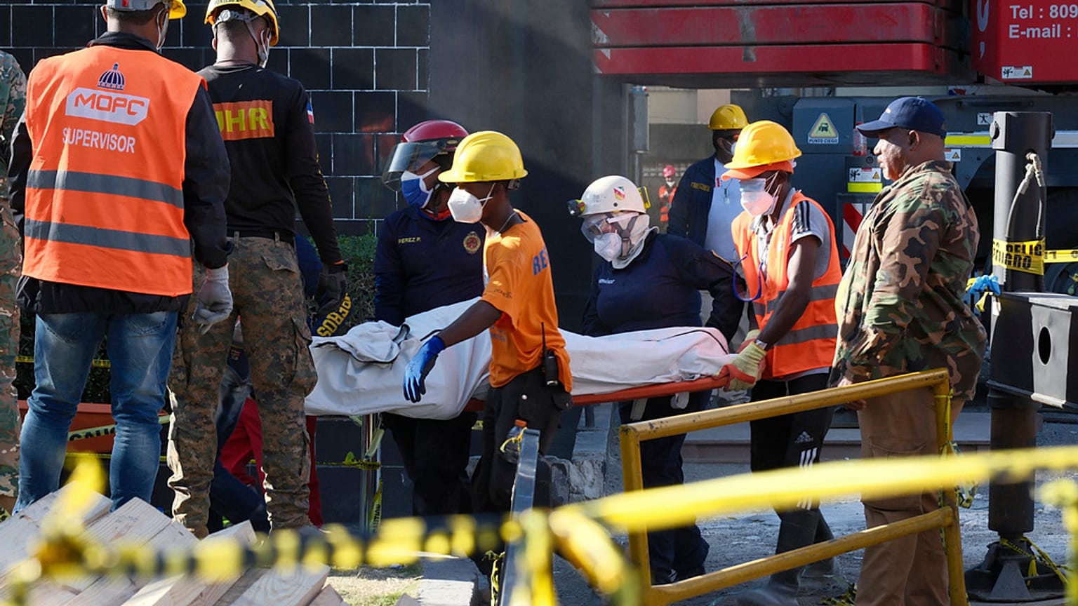 Sorban kerülnek elő a halottak a romok közül