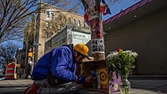 Eine Person zündet Kerzen bei einer behelfsmäßigen Mahnwache für die Opfer des Dacheinsturzes des Jet Set Clubs in der Dominikanischen Republik an, Mittwoch, 9. April 2025, in New York. (AP Foto/Adam