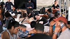 Los allegados esperan, durante la madrugada del miércoles 9 de abril, mientras los rescatistas buscan supervivientes tras el derrumbe en una discoteca en Santo Domingo.
