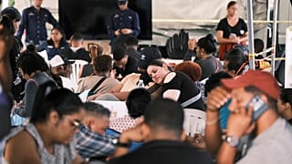 Los allegados esperan, durante la madrugada del miércoles 9 de abril, mientras los rescatistas buscan supervivientes tras el derrumbe en una discoteca en Santo Domingo.
