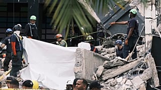Σωστικά συνεργεία αναζητούν επιζώντες στα συντρίμμια μετά την κατάρρευση οροφής σε νυχτερινό κέντρο
