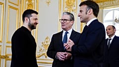 Der ukrainische Präsident Volodymyr Zelenskyy, links, der französische Präsident Emmanuel Macron, rechts, und der britische Premierminister Keir Starmer im Elysee-Palast am 27. März 2025
