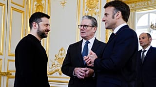 Президент Украины Владимир Зеленский (слева), президент Франции Эммануэль Макрон (справа) и премьер-министр Великобритании Кейр Стармер в Елисейском дворце 27 марта 2025 года.