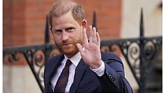 الأمير هاري يلوح بيده أثناء مغادرته المحكمة الملكية للعدل في لندن، الأربعاء 9 أبريل 2025.