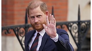 الأمير هاري يلوح بيده أثناء مغادرته المحكمة الملكية للعدل في لندن، الأربعاء 9 أبريل 2025.