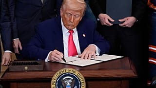 Başkan Donald Trump, 8 Nisan 2025 Salı günü Washington'da Beyaz Saray'ın Doğu Salonu'nda düzenlenen bir etkinlik sırasında bir kararname imzaladı.
