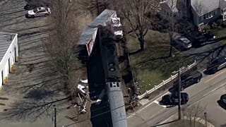 Un tren de cercanías choca contra un camión en Massachusetts, imágenes aéreas del lugar del accidente