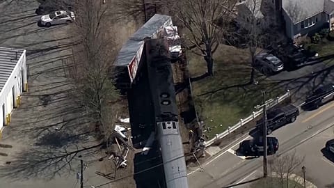 Поезд столкнулся с грузовиком в Массачусетсе