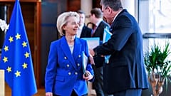 Ursula von der Leyen, Avrupa Komisyonu'nun Ticaretten Sorumlu Üyesi Maroš Šefčovic ile birlikte.