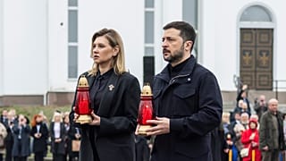 Der ukrainische Präsident Volodymyr Zelenskyy und seine Frau Olena Zelenska tragen Kerzen zu Ehren der Opfer der russischen Besatzung an einer Gedenkstätte in Bucha, 31. März 2025