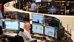 Operatori al lavoro sul trading floor della Borsa di Francoforte a Francoforte, Germania, 10 aprile 2025.