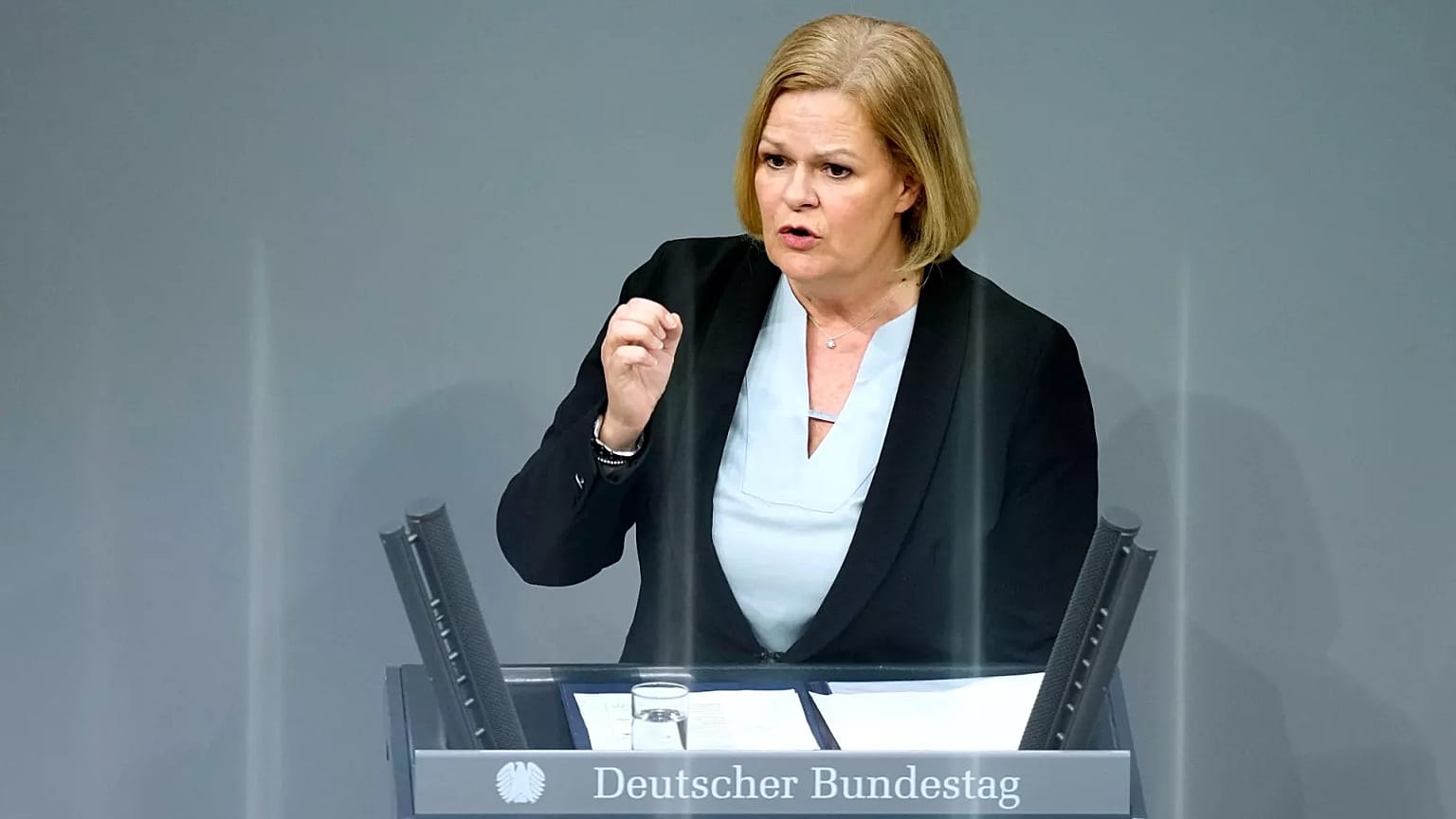 Almanya İçişleri Bakanı Nancy Faeser Alman parlamentosunun bir oturumunda konuşuyor