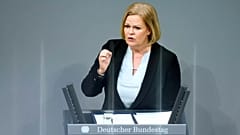 Die deutsche Innenministerin Nancy Faeser spricht während einer Sitzung des Deutschen Bundestages