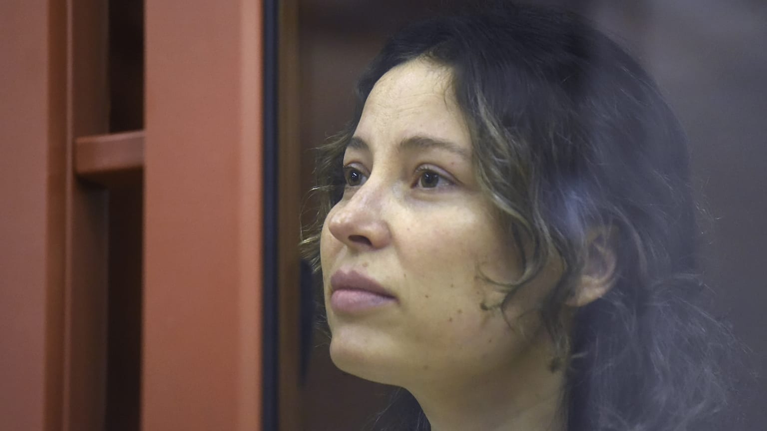 ARQUIVO: Ksenia Karelina sentada numa gaiola de vidro numa sala de tribunal em Ekaterinburgo, 15 de agosto de 2024
