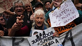 Rentner und ihre Unterstützer protestieren gegen die Sparmaßnahmen von Präsident Javier Milei bei einer wöchentlichen Demonstration in Buenos Aires, Argentinien, 09.04.2025
