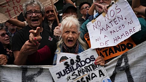 Les retraités et leurs soutiens manifestent contre les mesures d'austérité du président Javier Milei lors d'une manifestation hebdomadaire, à Buenos Aires, en Argentine, le 09.04.2025