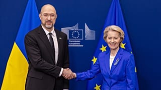 Ursula von der Leyen, présidente de la Commission européenne, accueille le Premier ministre ukrainien Denys Shmyhal au siège de l'UE à Bruxelles, le 10 avril 2025.