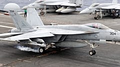 ARCHIVO: Un avión de combate estadounidense aterriza en el portaaviones estadounidense USS Ronald Reagan tras su patrulla en aguas internacionales