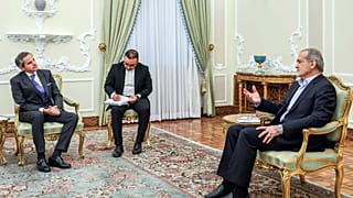  الرئيس مسعود بيزشكيان يتحدث مع المدير العام للوكالة الدولية للطاقة الذرية رافاييل ماريانو غروسي، خلال اجتماعهما في مكتب الرئاسة في طهران، إيران، الخميس، 14 نوفمبر 2024