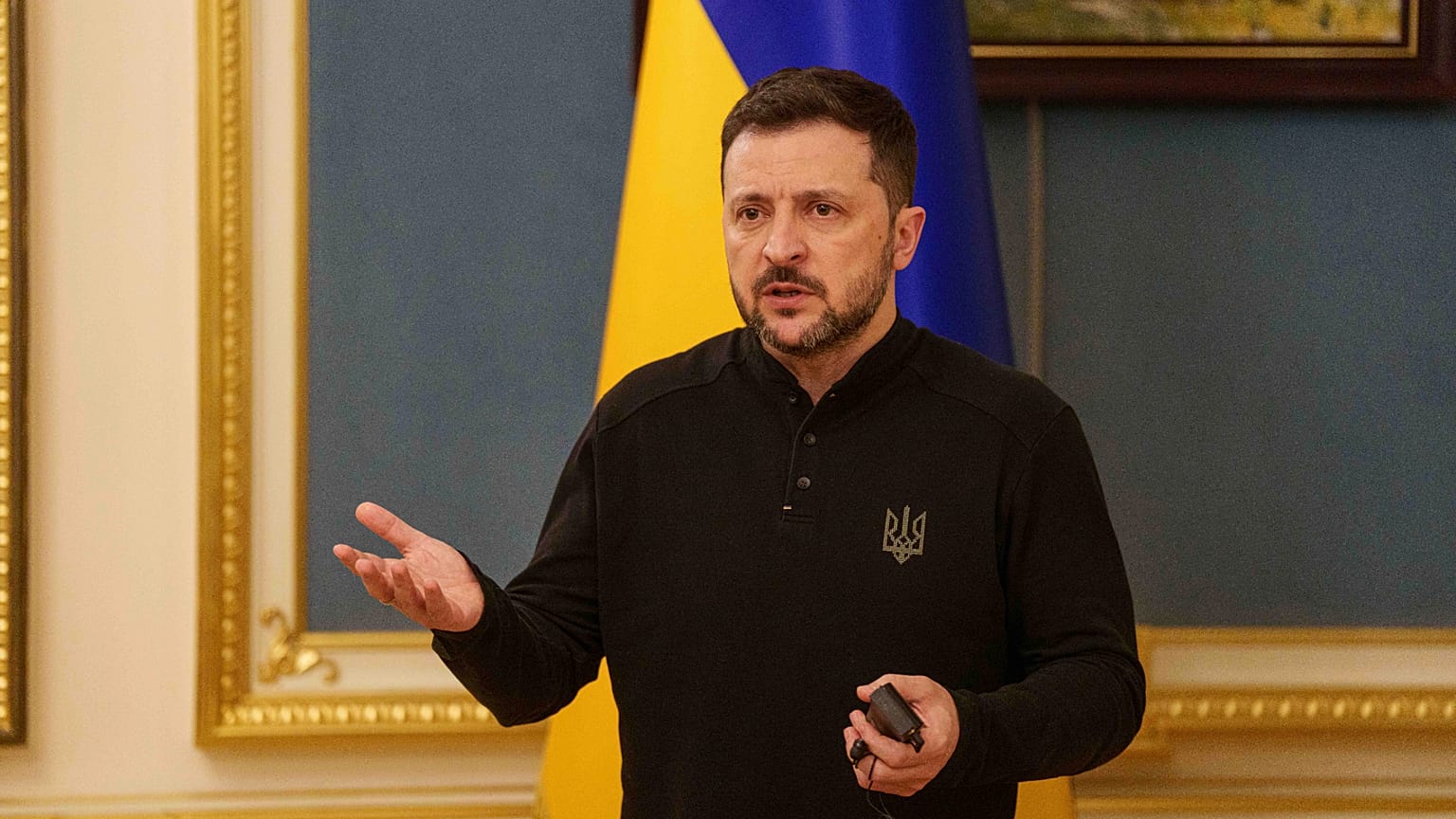 El presidente ucraniano Volodímir Zelenski habla durante una rueda de prensa en Kiev, Ucrania, el viernes 4 de abril de 2025. (AP Photo/Evgeniy Maloletka)