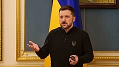 Der ukrainische Präsident Volodymyr Zelenskyy spricht während einer Pressekonferenz in Kiew, Ukraine, Freitag, 4. April 2025. (AP Photo/Evgeniy Maloletka)