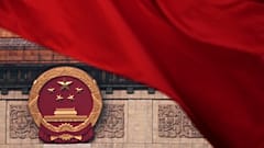 Banderas chinas ondean ante el Gran Salón del Pueblo en Pekín, 10 de marzo de 2025.