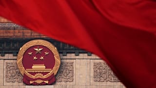 Bandeiras chinesas tremulam no exterior do Grande Salão do Povo em Pequim, 10 de março de 2025