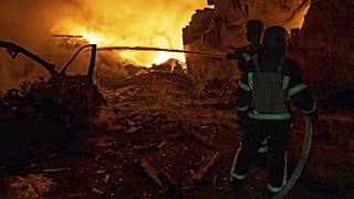 Ukrayna Acil Durum Servisi tarafından sağlanan bu fotoğrafta, acil servis personeli 10.04.2025 tarihinde Ukrayna'nın başkenti Kiev'de Rus saldırısının ardından çıkan yangını söndürmeye çalışıyor.