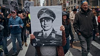 Haftasonu düzenlenen Trump karşıtı protestolarda üniforma giydirilmiş Elon Musk fotoğrafı