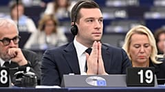 Jordan Bardella durante una sessione plenaria del Parlamento europeo.