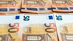 Ein Bündel von 50-Euro-Scheinen.