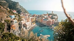 Nel 2019 le autorità del Parco delle Cinque Terre hanno introdotto il divieto di indossare calzature aperte o con suola liscia, come le infradito.