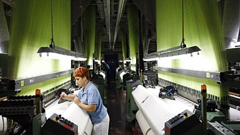 Bir işçi, 25 Eylül 2012 Salı günü Çek Cumhuriyeti'nin Broumov kentindeki Veba tekstil fabrikasında dokuma tezgahında brokarları ayarlıyor. 